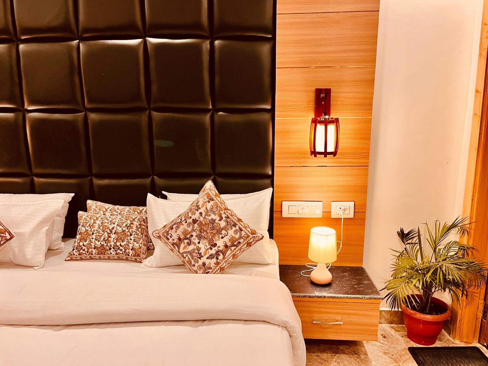 Hotel Classic Crown - #Scenic Mountain View #Open Terrace #Parking #Premium Rooms With Balcony #Guest Preferred #Best Selling Hotel In มัสซูรี ภายนอก รูปภาพ