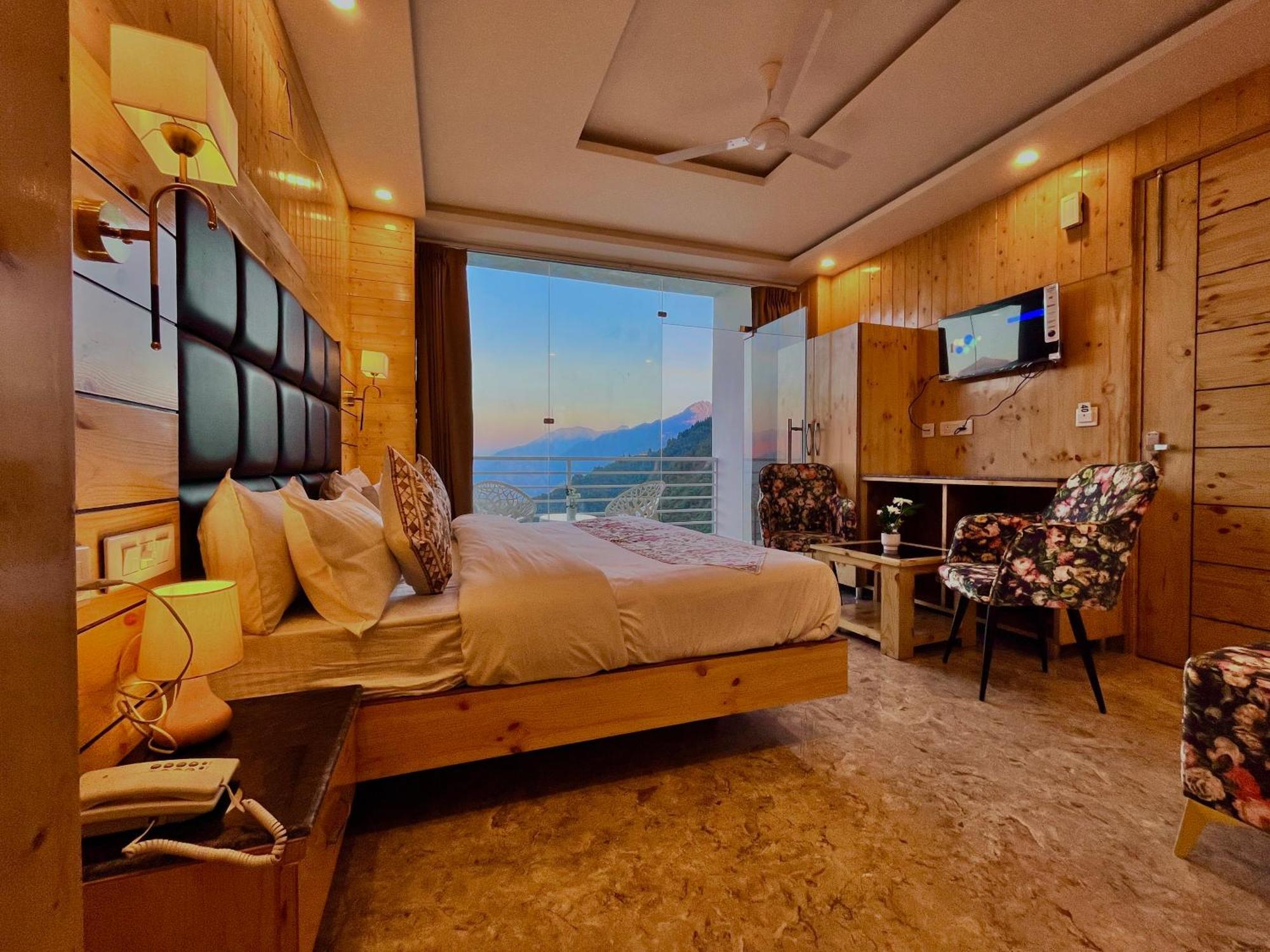 Hotel Classic Crown - #Scenic Mountain View #Open Terrace #Parking #Premium Rooms With Balcony #Guest Preferred #Best Selling Hotel In มัสซูรี ภายนอก รูปภาพ