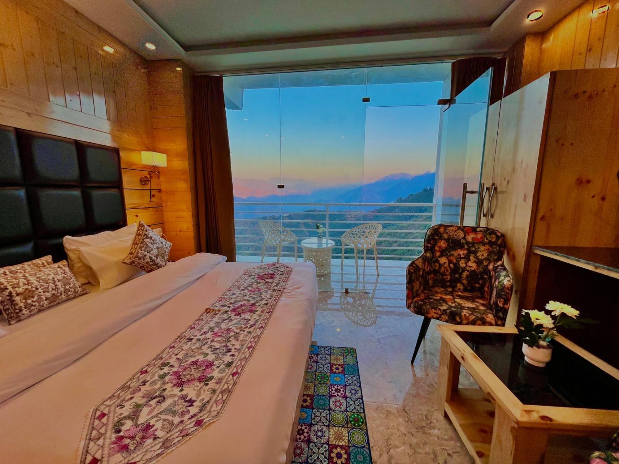 Hotel Classic Crown - #Scenic Mountain View #Open Terrace #Parking #Premium Rooms With Balcony #Guest Preferred #Best Selling Hotel In มัสซูรี ภายนอก รูปภาพ