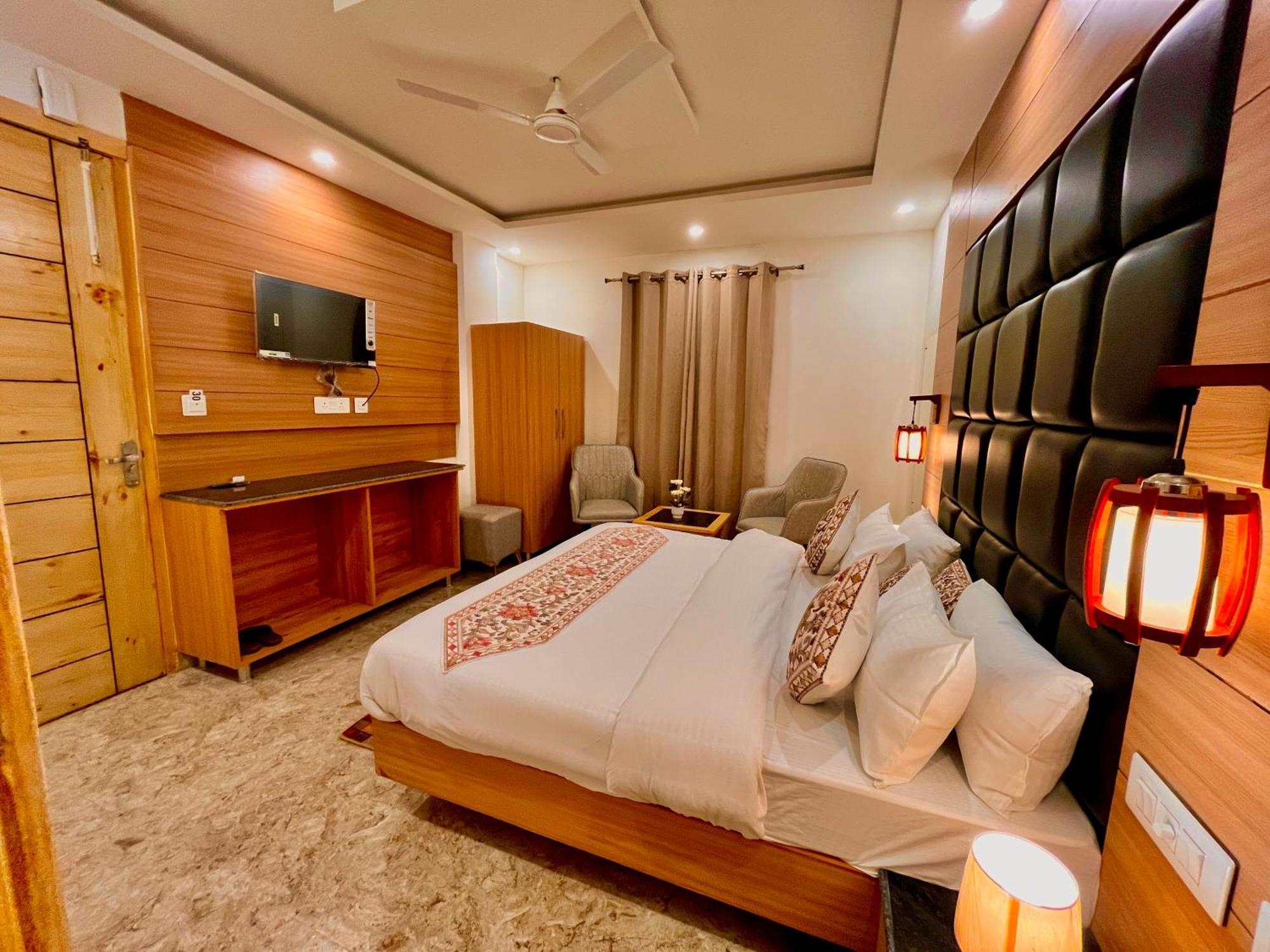 Hotel Classic Crown - #Scenic Mountain View #Open Terrace #Parking #Premium Rooms With Balcony #Guest Preferred #Best Selling Hotel In มัสซูรี ภายนอก รูปภาพ