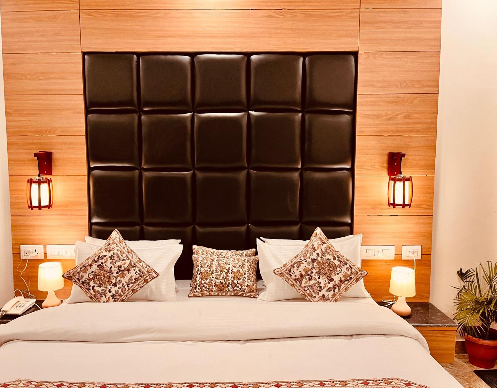 Hotel Classic Crown - #Scenic Mountain View #Open Terrace #Parking #Premium Rooms With Balcony #Guest Preferred #Best Selling Hotel In มัสซูรี ภายนอก รูปภาพ