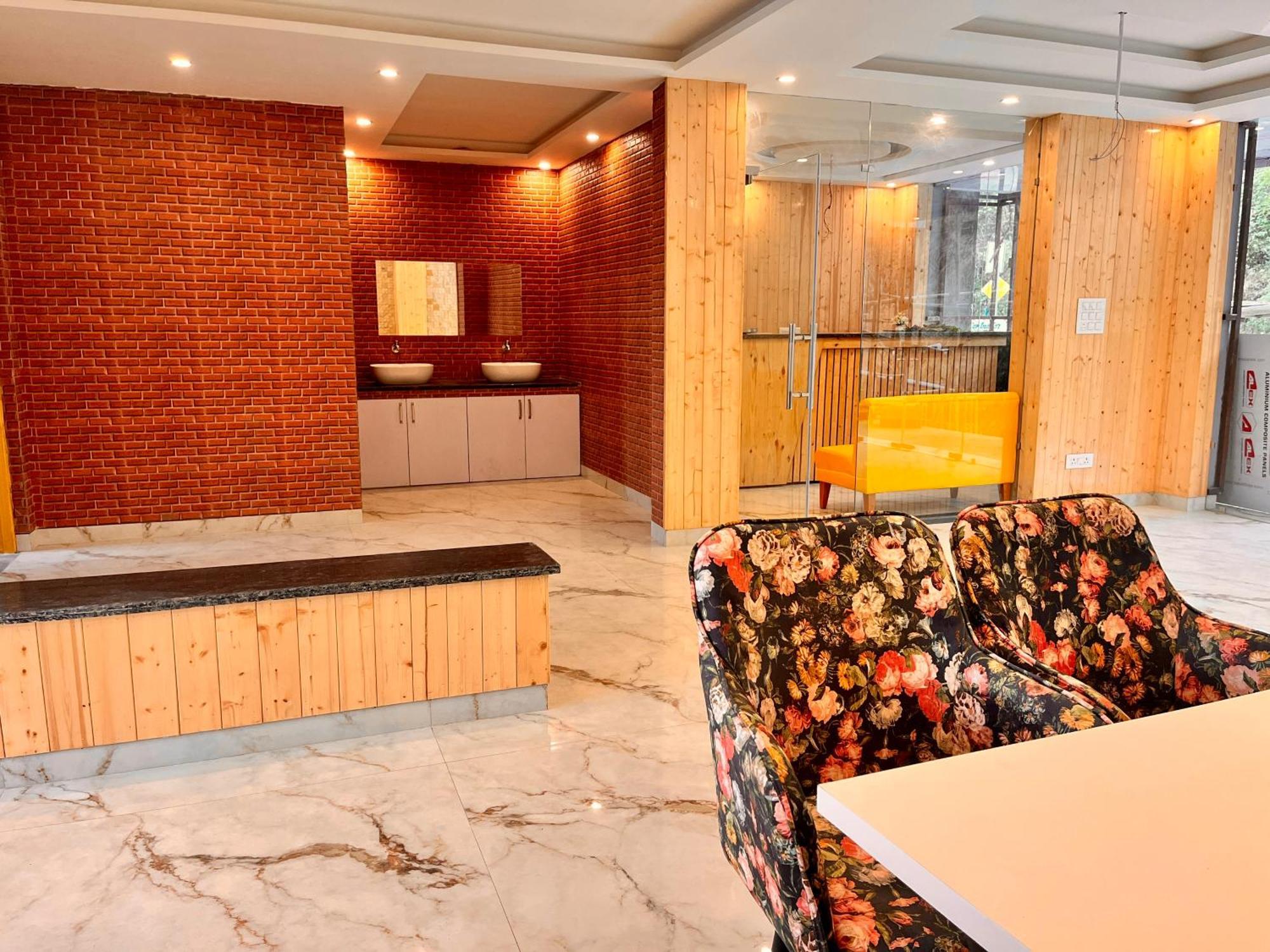 Hotel Classic Crown - #Scenic Mountain View #Open Terrace #Parking #Premium Rooms With Balcony #Guest Preferred #Best Selling Hotel In มัสซูรี ภายนอก รูปภาพ