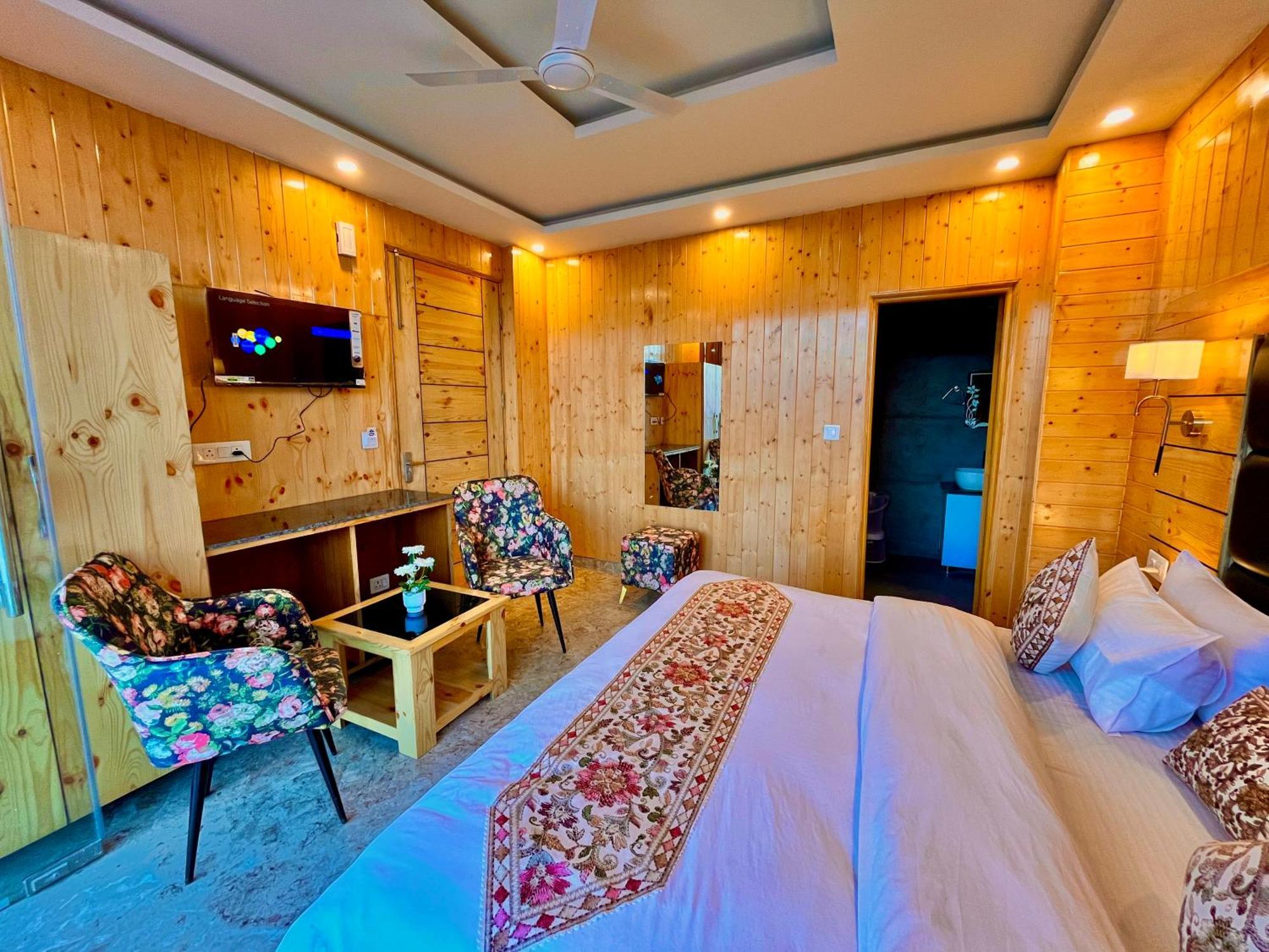Hotel Classic Crown - #Scenic Mountain View #Open Terrace #Parking #Premium Rooms With Balcony #Guest Preferred #Best Selling Hotel In มัสซูรี ภายนอก รูปภาพ