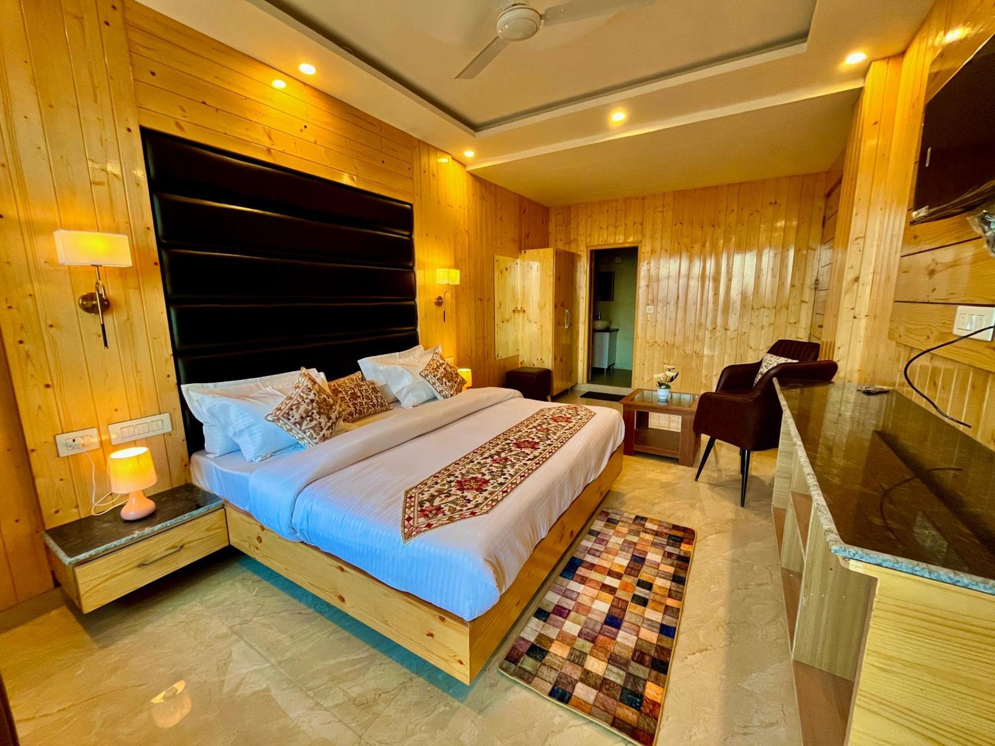 Hotel Classic Crown - #Scenic Mountain View #Open Terrace #Parking #Premium Rooms With Balcony #Guest Preferred #Best Selling Hotel In มัสซูรี ภายนอก รูปภาพ